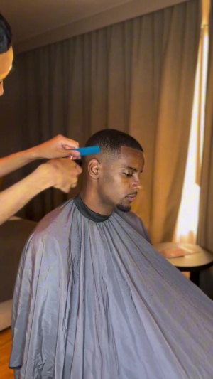 這錢(qián)也太好賺了??理發(fā)師曬伊薩克50秒理發(fā)視頻，前后似乎沒(méi)區(qū)別