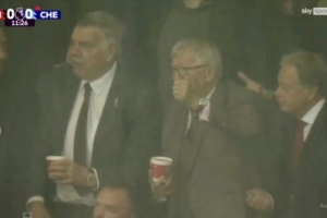 太陽報(bào)：弗格森和阿勒代斯一起看曼聯(lián)vs切爾西，兩人也都熱愛賽馬