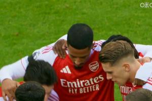 送角球致丟球！槍手半場(chǎng)換人調(diào)整：莫斯克拉下薩利巴上