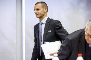 世體：巴薩主場(chǎng)對(duì)陣巴黎的歐冠的比賽，切費(fèi)林將前往巴塞羅那觀戰(zhàn)