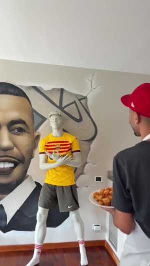 ??亞馬爾父親家里放了個(gè)兒子慶祝模型，親了一口說(shuō)“爸爸愛你”