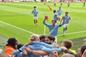 ??細！羅德里慶祝時招呼兩名隊友留在對方半場，防止對手開球