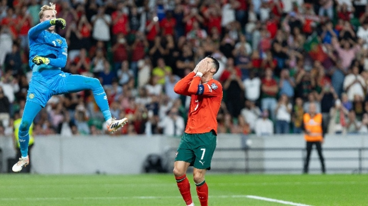 名場面！C羅失點(diǎn)后仰天長嘆雙手捂臉 凱萊赫撲點(diǎn)高高躍起揮拳慶祝