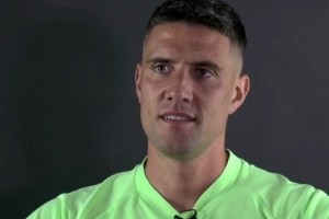 退役一天就“復(fù)出”！凱利宣布退役后隔天，就代表利物浦踢傳奇賽