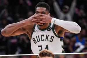 夢幻聯(lián)動！字母哥在戰(zhàn)勝尼克斯的比賽中模仿約克雷斯面具慶祝