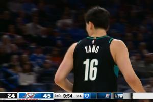 ??NBA生涯首個(gè)三分！楊瀚森迎著哈滕三分轟進(jìn) 此前6中0！