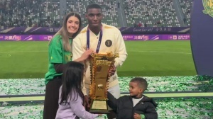 直播吧現(xiàn)場(chǎng)直擊|法比奧一家&塞爾吉尼奧一家分別和冠軍獎(jiǎng)杯時(shí)刻