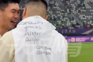 有情有義！王剛賽后身披T恤致謝前任主帥塞蒂恩