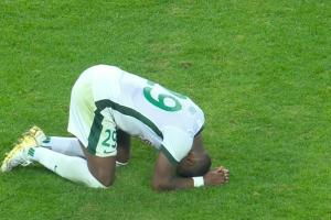 carry全場！法比奧戴帽奪得生涯首冠，賽后長時間跪地激動痛哭