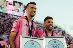 職業(yè)生涯圓滿結(jié)局！布斯克茨、阿爾巴奪冠后獲贈紀(jì)念獎?wù)? >
                                        </div>
                                    </div>
                                                                        <div   id=